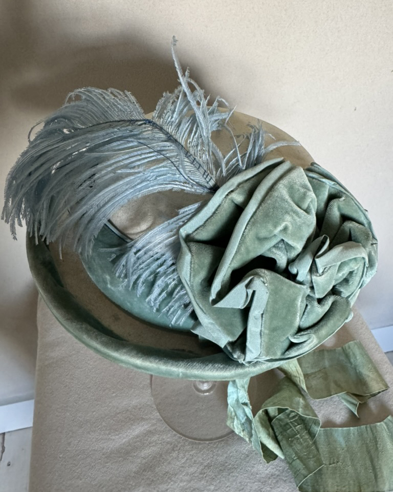 Girl's Hatbox, Hat & Gloves