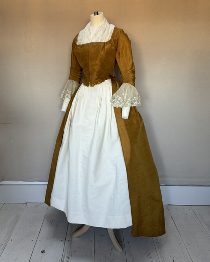 Amber Polonaise Robe