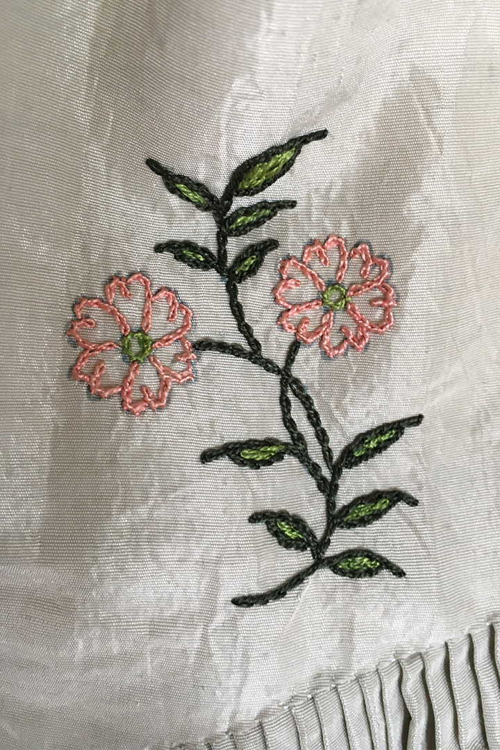 Embroidered Robe l'Anglais