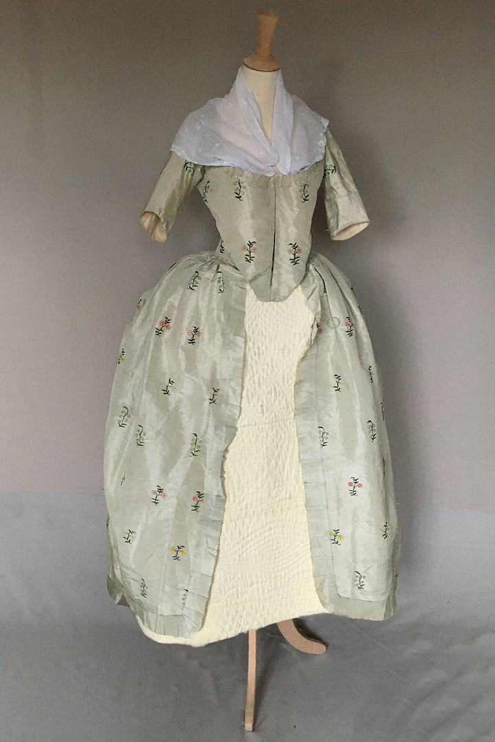 Embroidered Robe l'Anglais