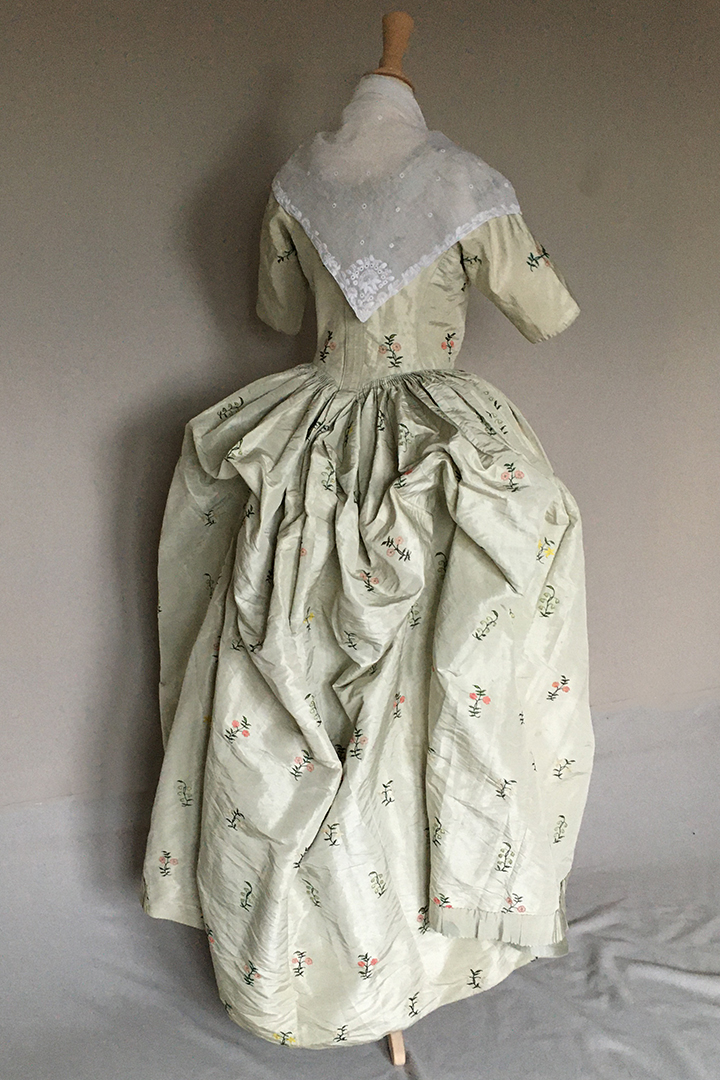 Embroidered Robe l'Anglais