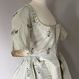 Embroidered Robe l'Anglais