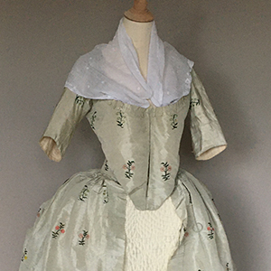 Embroidered Robe l'Anglais