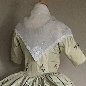 Embroidered Robe l'Anglais