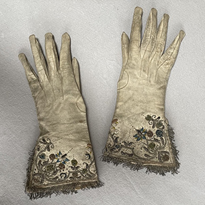 RARE Embroidered Gloves 1615-25